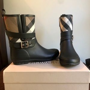 Authentic EUC Burberry Holloway Rainboot, 41